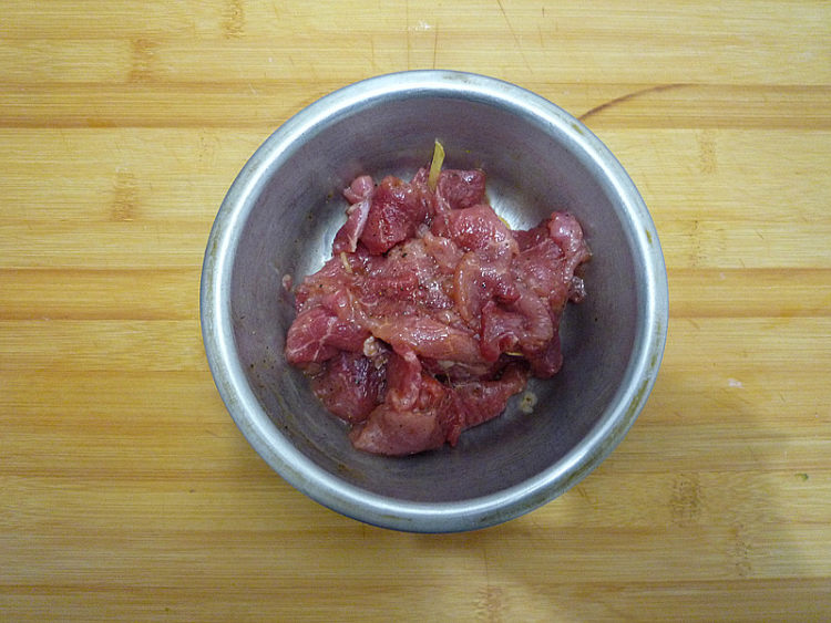 芹菜炒肉片步骤3