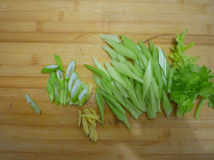 芹菜炒肉片步骤4