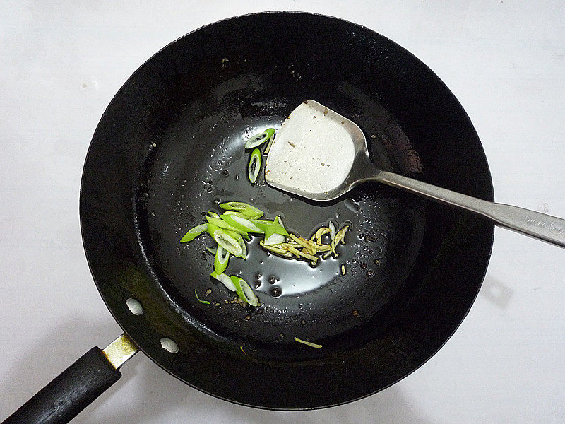 芹菜炒肉片步骤8