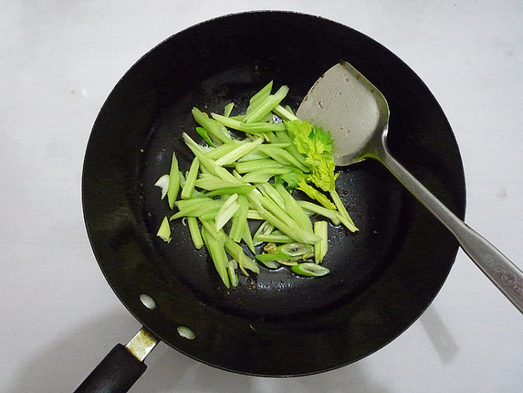 芹菜炒肉片步骤9