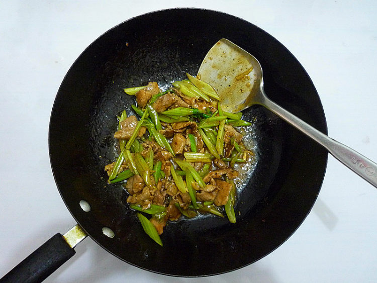 芹菜炒肉片步骤12