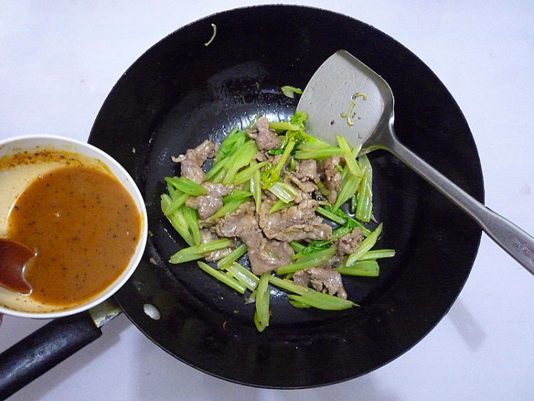 芹菜炒肉片步骤11