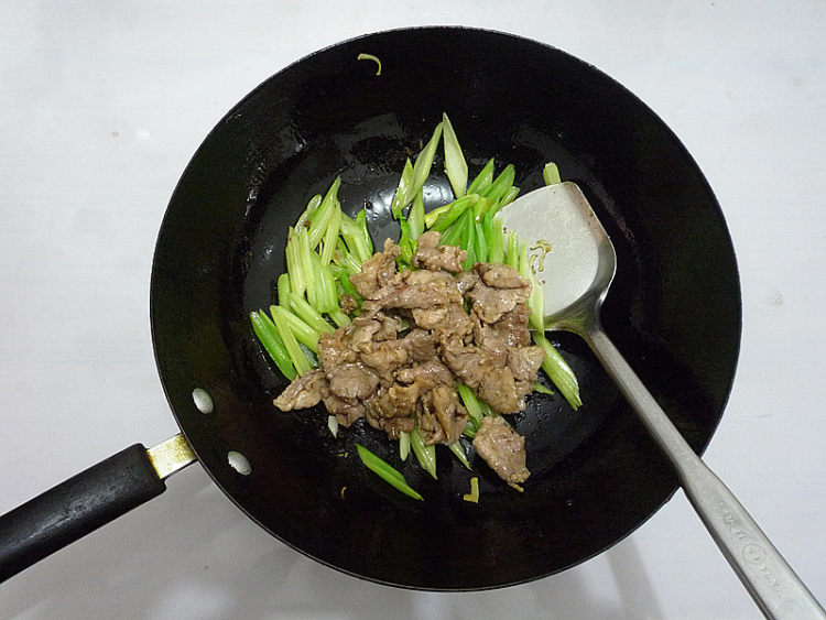 芹菜炒肉片步骤10