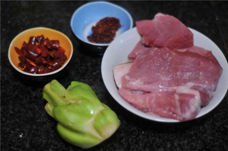 香辣菜头炒肉片步骤1