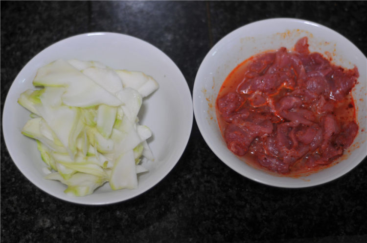 香辣菜头炒肉片步骤2