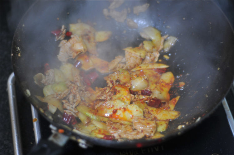 香辣菜头炒肉片步骤7