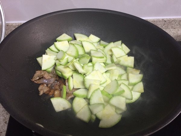 嫩南瓜炒肉片步骤5