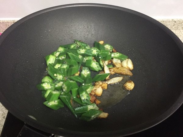 清炒秋葵步骤6