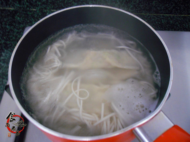 鲜肉莴笋馄饨面步骤6