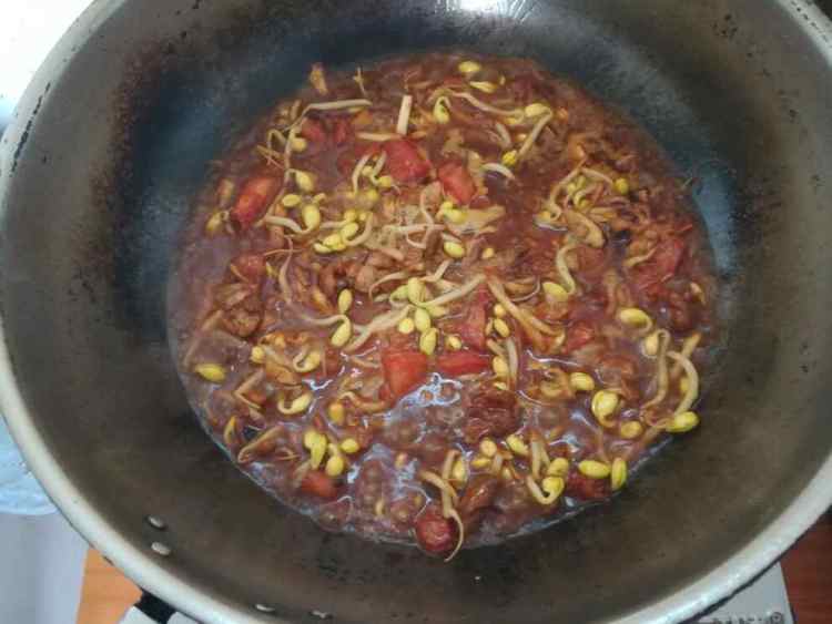黄豆芽西红柿焖面步骤8