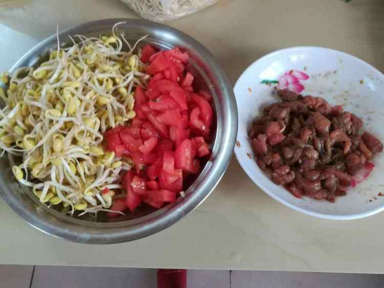 黄豆芽西红柿焖面步骤2