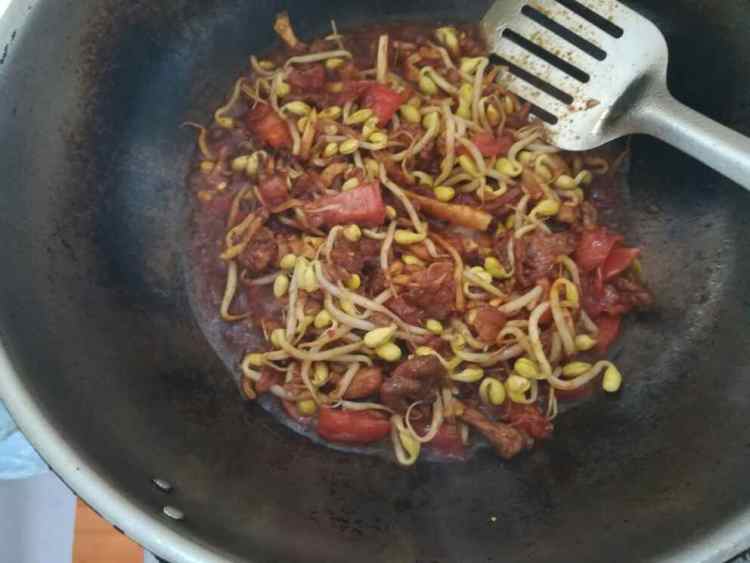 黄豆芽西红柿焖面步骤7