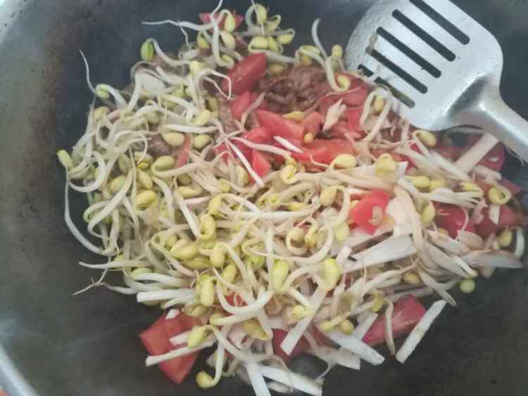黄豆芽西红柿焖面步骤5