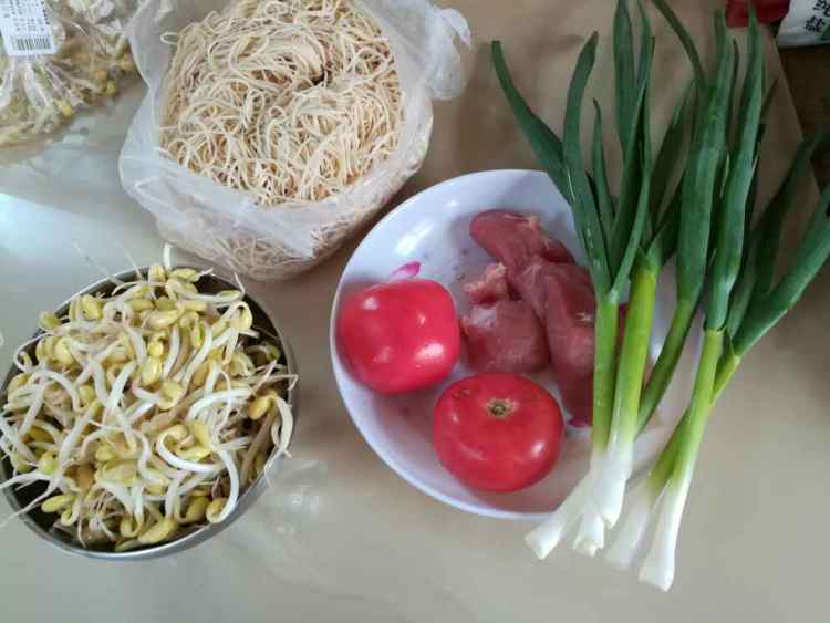 黄豆芽西红柿焖面步骤1