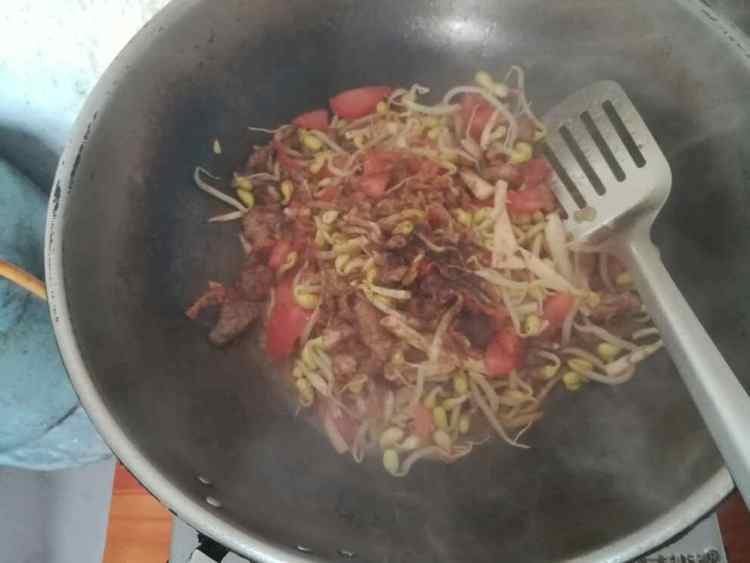 黄豆芽西红柿焖面步骤6