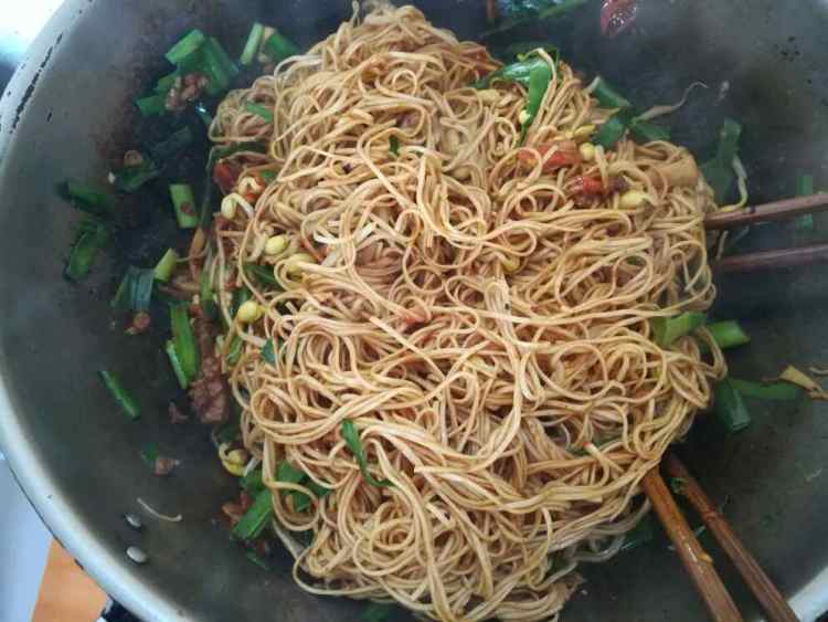 黄豆芽西红柿焖面步骤11