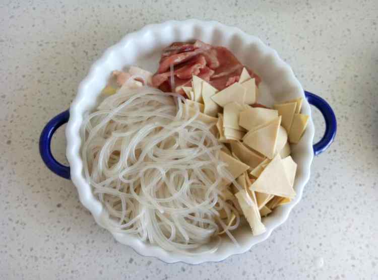 白菜干豆腐炖粉条步骤2