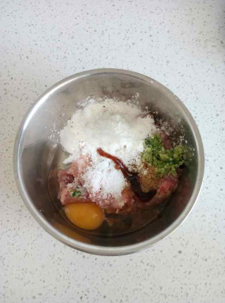 猪肉丸子步骤3