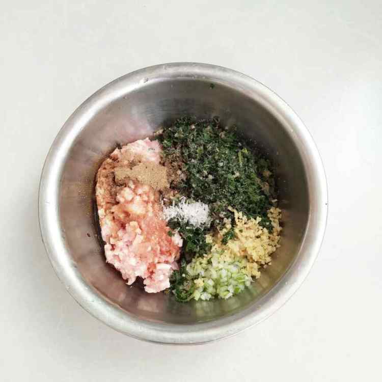 荠菜鲜肉锅贴步骤4