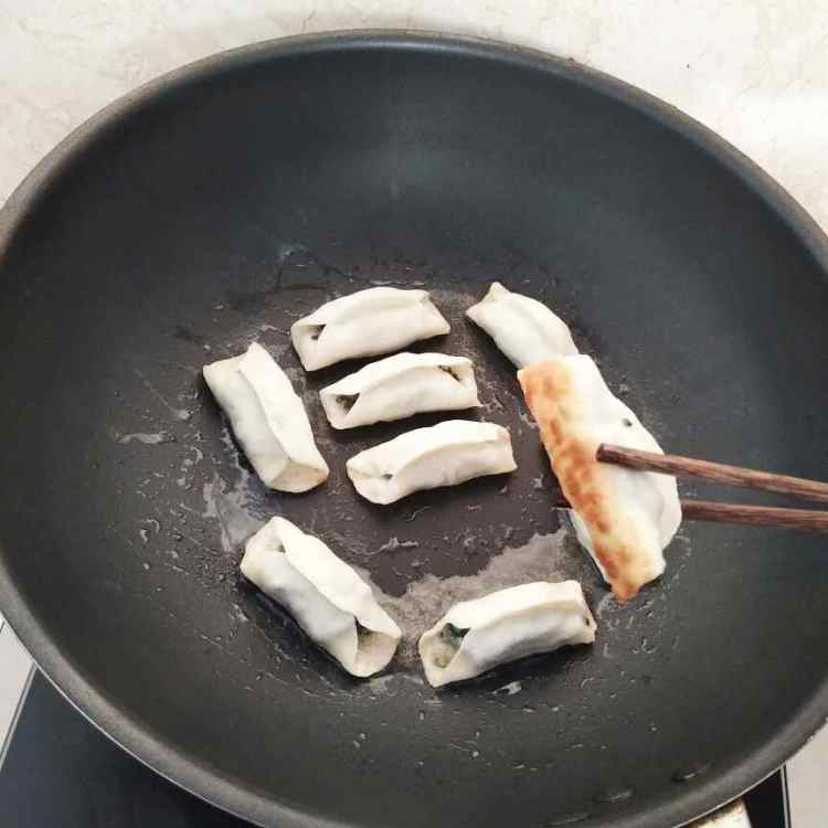 荠菜鲜肉锅贴步骤13
