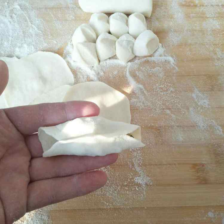 荠菜鲜肉锅贴步骤9