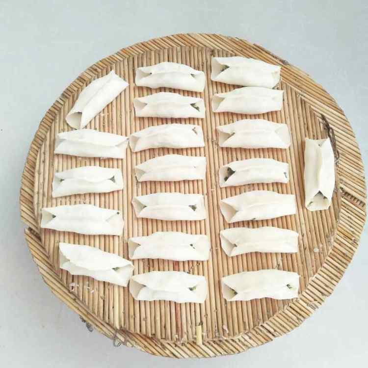 荠菜鲜肉锅贴步骤10