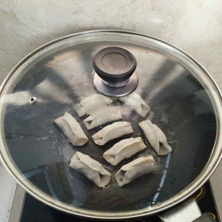 荠菜鲜肉锅贴步骤12