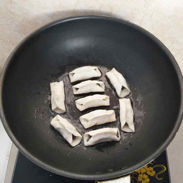 荠菜鲜肉锅贴步骤11