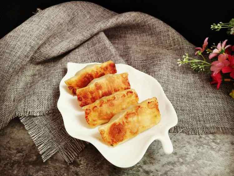 荠菜鲜肉锅贴步骤16