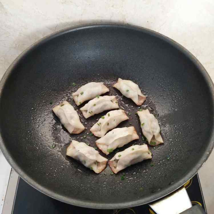 荠菜鲜肉锅贴步骤15