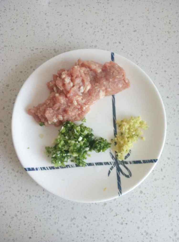 猪肉酸菜粉条包子步骤5