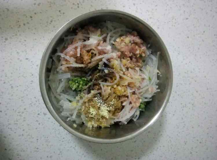 猪肉酸菜粉条包子步骤6