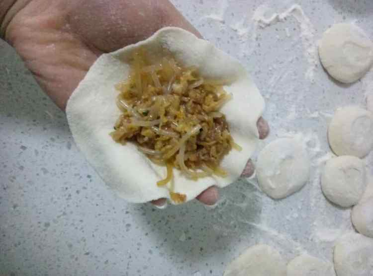 猪肉酸菜粉条包子步骤10