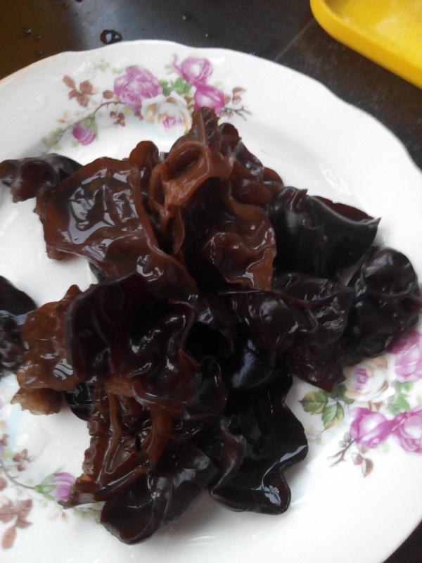 蟹腿肉炒白菜木耳步骤2