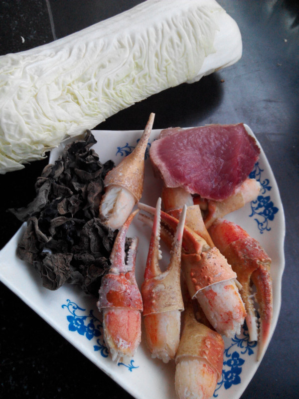 蟹腿肉炒白菜木耳步骤1