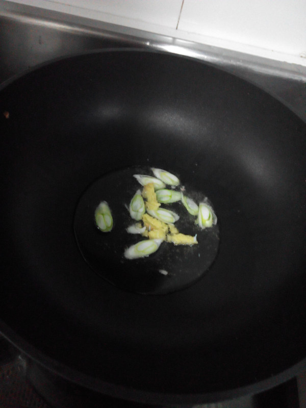 蟹腿肉炒白菜木耳步骤8