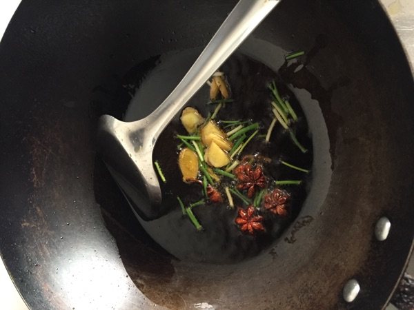 红烧肉烧碳烤笋干步骤2