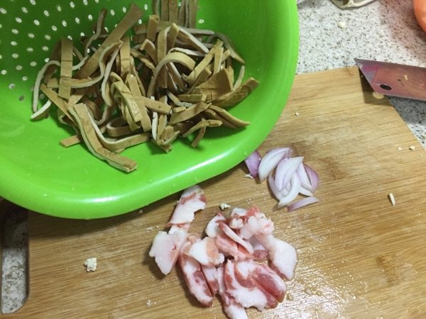 五香豆腐丝炒肉步骤1