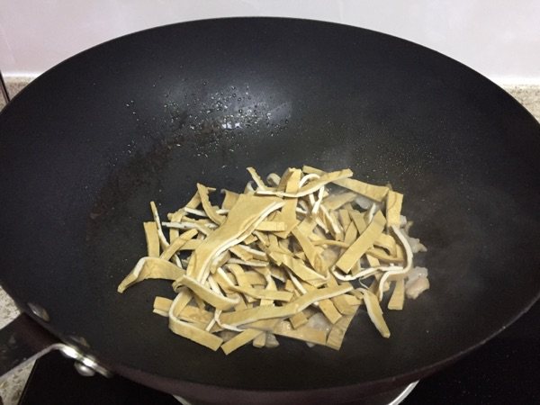 五香豆腐丝炒肉步骤4