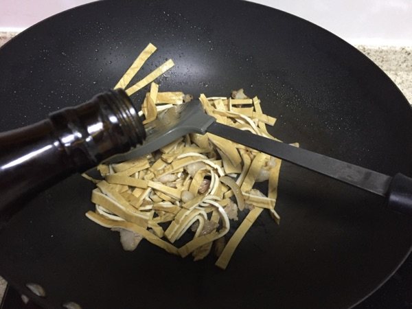 五香豆腐丝炒肉步骤5