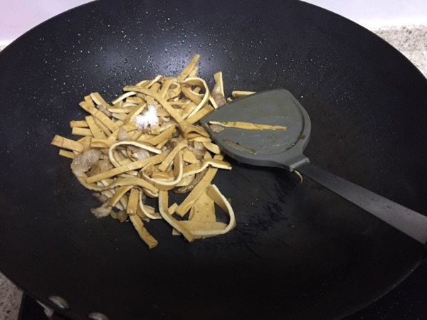 五香豆腐丝炒肉步骤7