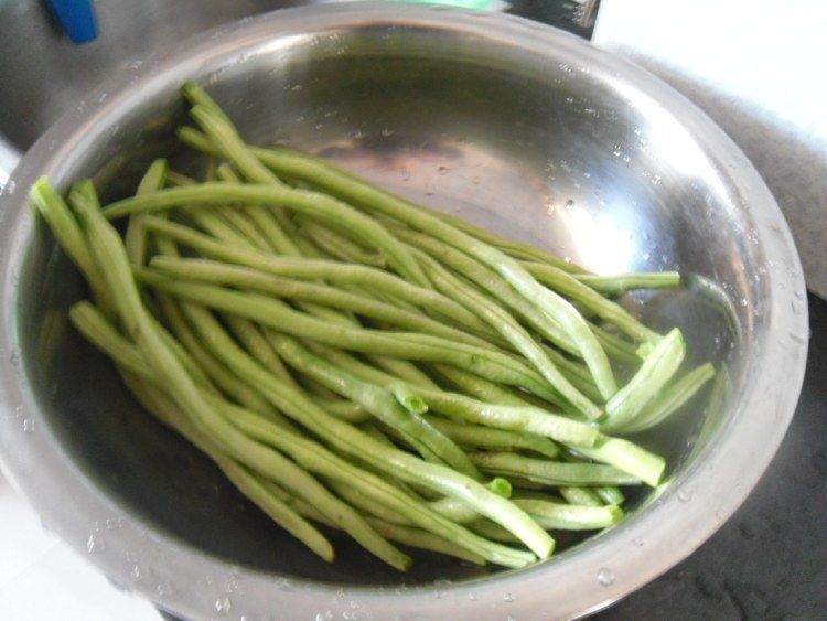 肉末煸炒四季豆步骤1