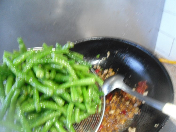 肉末煸炒四季豆步骤9
