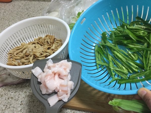 青辣椒炒鸭肠步骤1