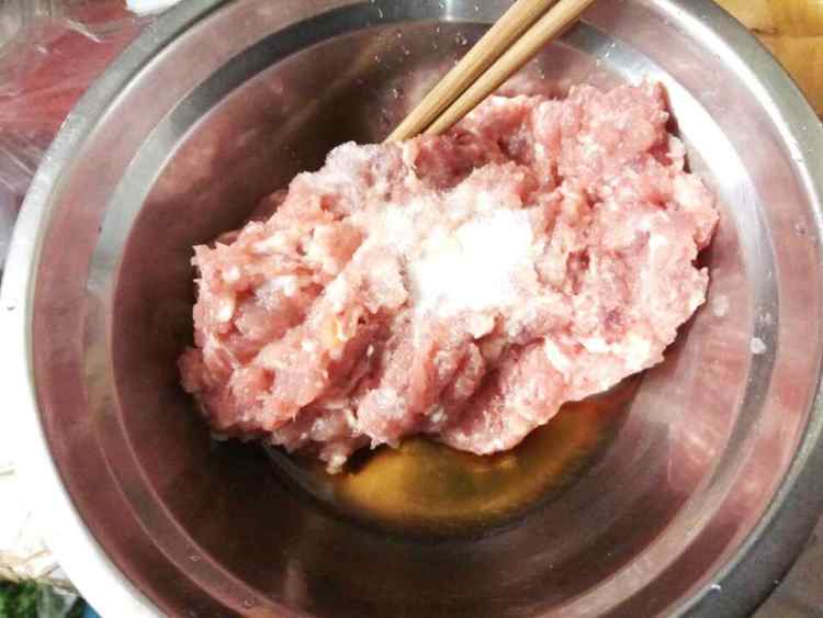 荠菜蘑菇鲜肉水饺步骤2
