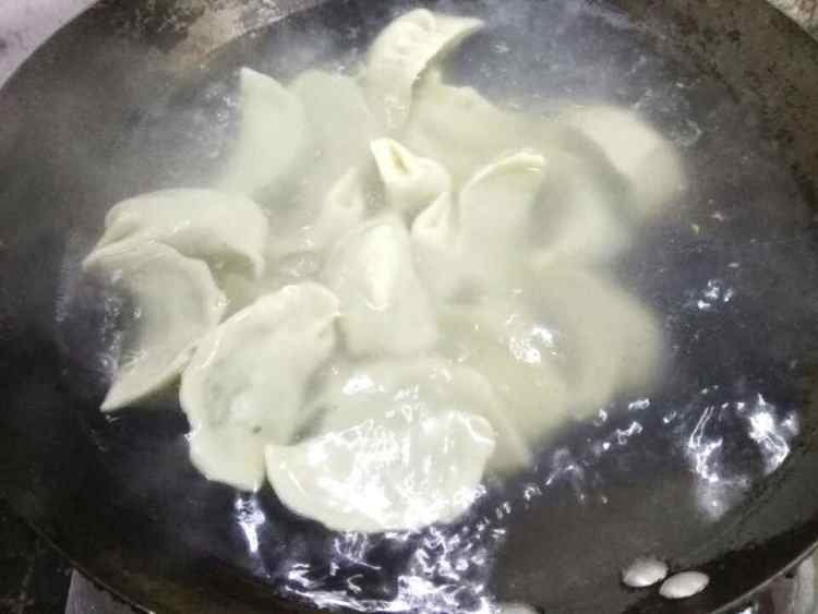 荠菜蘑菇鲜肉水饺步骤8