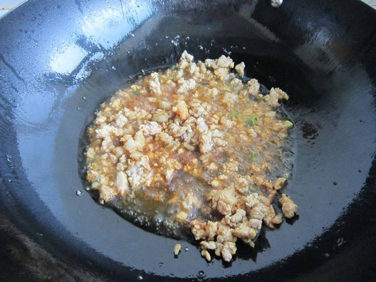 胡萝卜酸豇豆炒肉步骤6