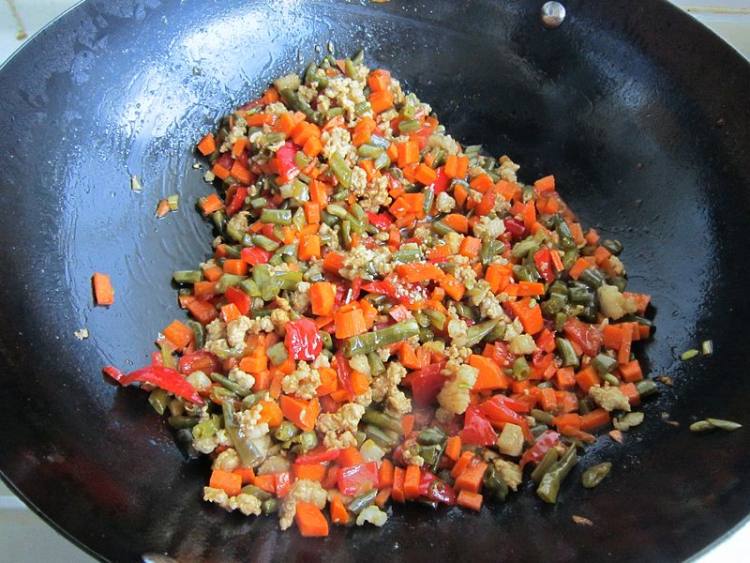 胡萝卜酸豇豆炒肉步骤10
