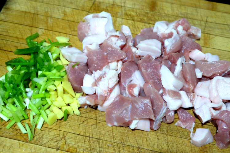 猪肉酸菜饺子步骤3