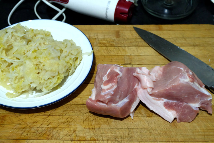 猪肉酸菜饺子步骤2